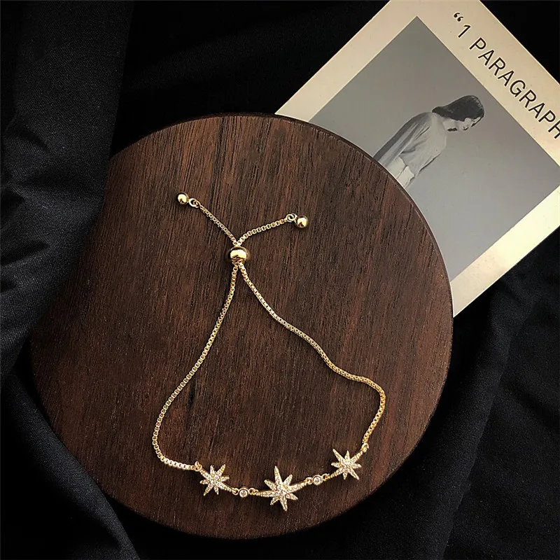 Женский браслет с кристаллами на запястье из циркония со звездами и луной