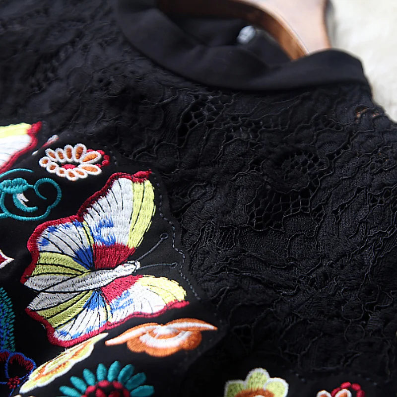 Осенне-зимнее подиумное женское платье черного цвета трапециевидного силуэта