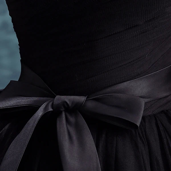 Простое черное бальное платье с вуалью и бантом на талии длинное средневековое