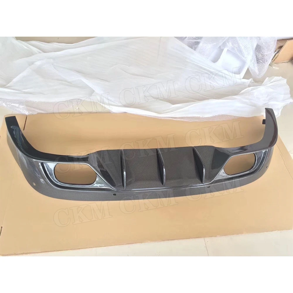 Спойлер для заднего бампера из углеродного волокна с наконечниками глушителя