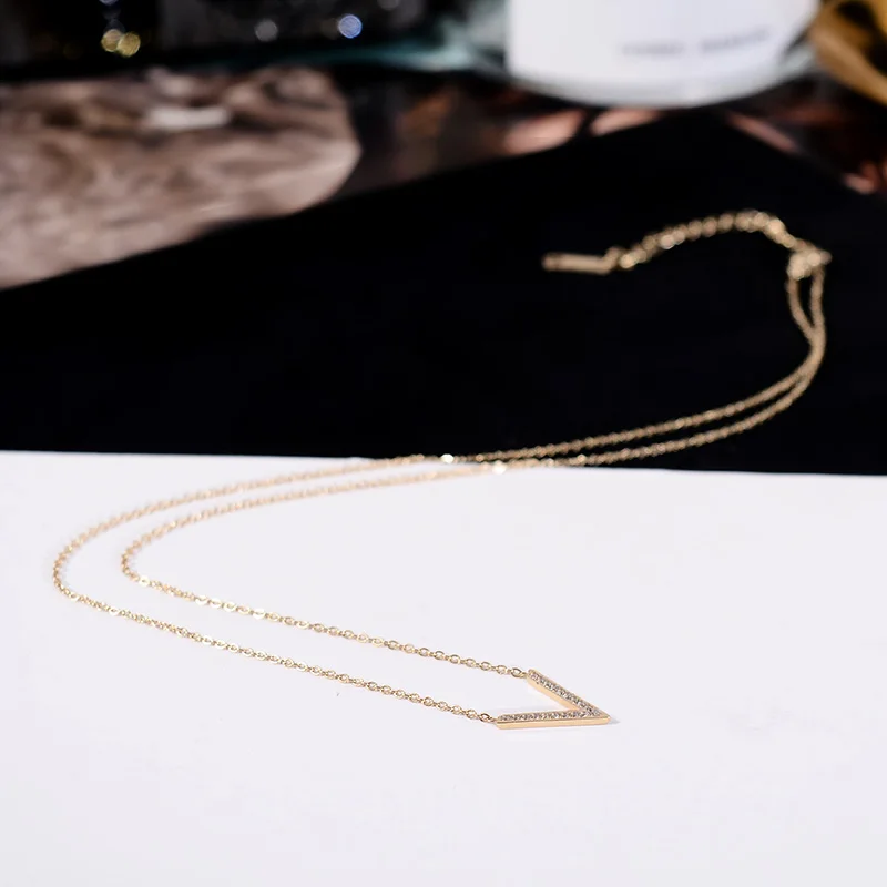 Юн РУО розовое цвета: золотистый серебристый циркониевый буквы V кулон ожерелье