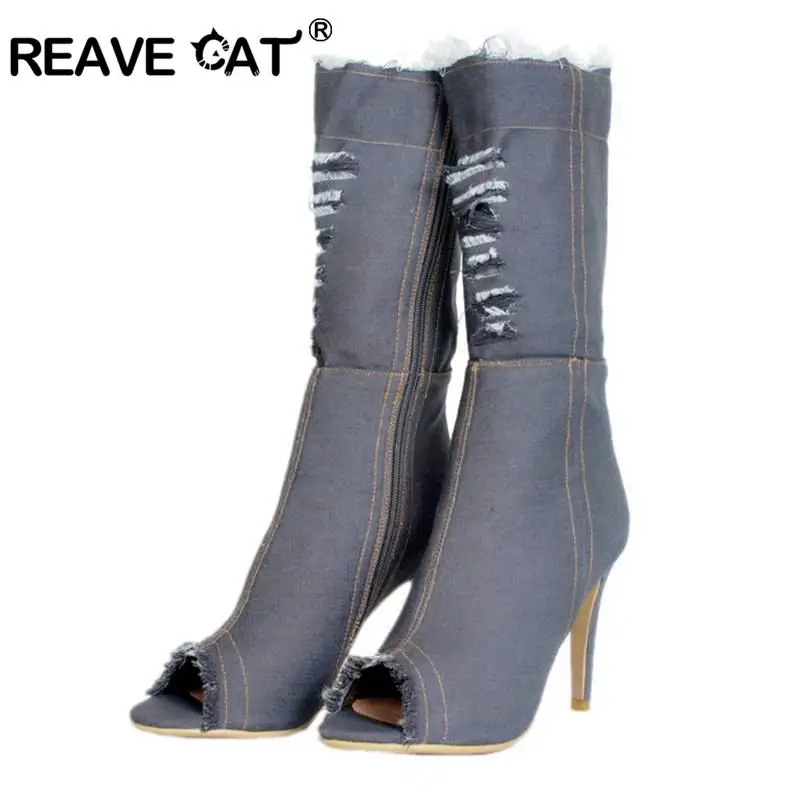 

Женские джинсовые сапоги REAVE CAT, летние сапоги до середины икры на высоком каблуке-шпильке, пинетки без застежек, большой размер 45, 47