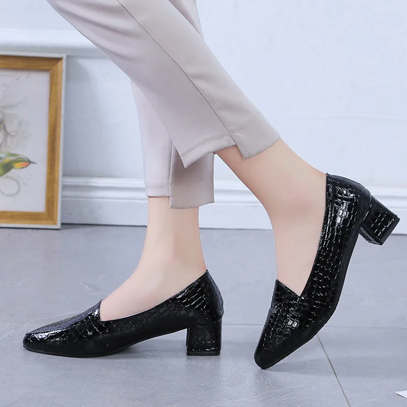 Классические женские туфли на массивном каблуке топ-сайдеры высоком заостренный