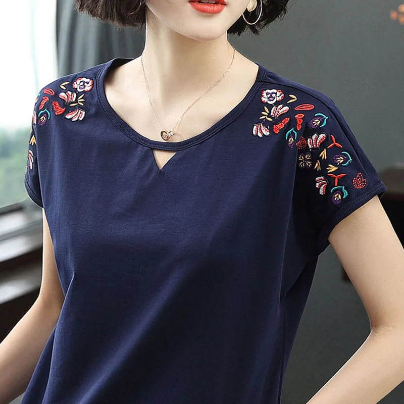 Женская хлопковая футболка с коротким рукавом круглым вырезом и цветочным