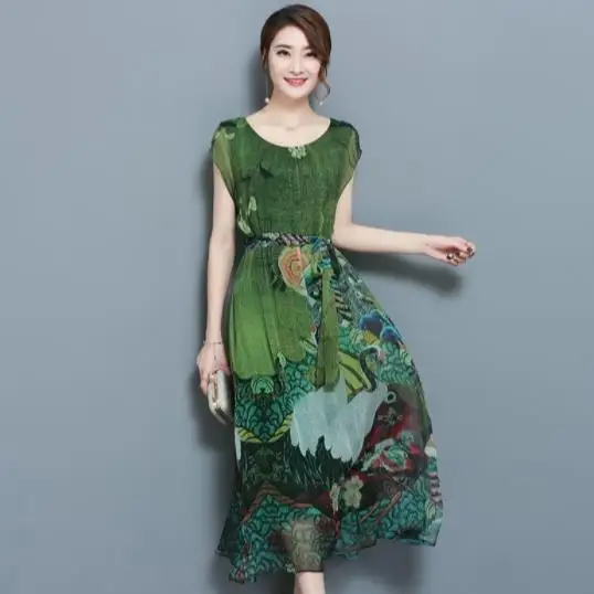Женское винтажное платье с цветочным принтом зеленое шелковое до середины икры