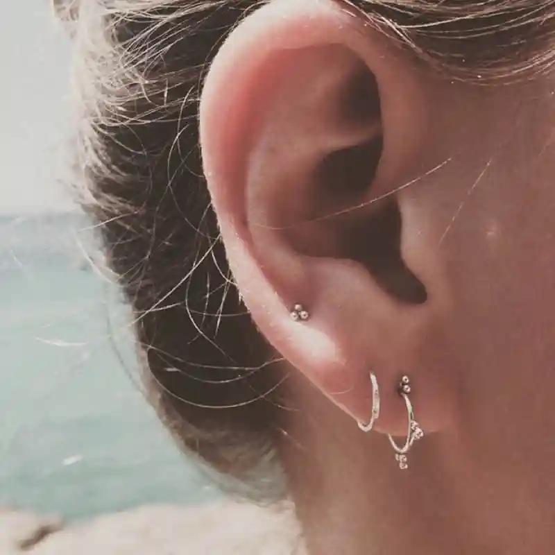 Женские серьги пусеты с тремя шариками маленькие минималистичные из настоящего