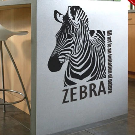 Наклейки на стену с головой зебры прикрепленные к прихожей гостиной дивану фон