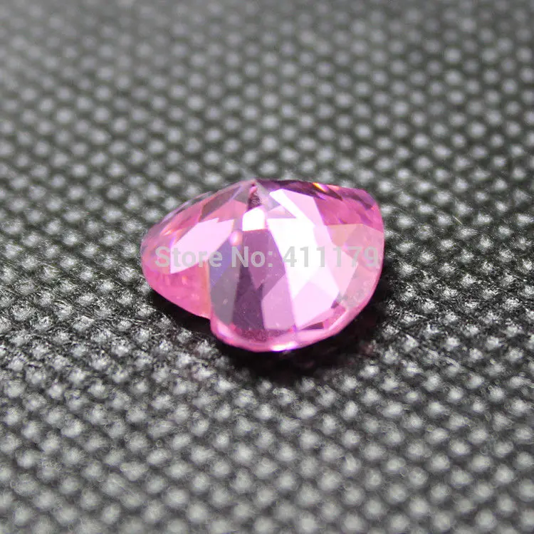 Блестящие розовые камни из кубического циркония в форме сердца ограненные