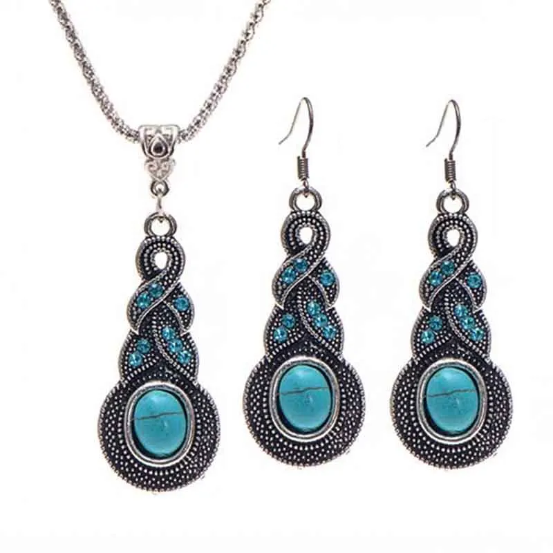 Женский ювелирный комплект из колье серёг и с геометрическим рисунком |