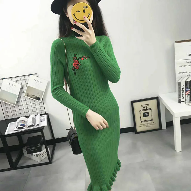 Яркое сексуальное длинное трикотажное платье свитер с высоким воротником для