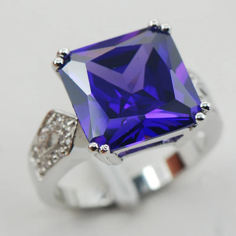 

Женское кольцо из серебра, с фиолетовым кристаллом циркона