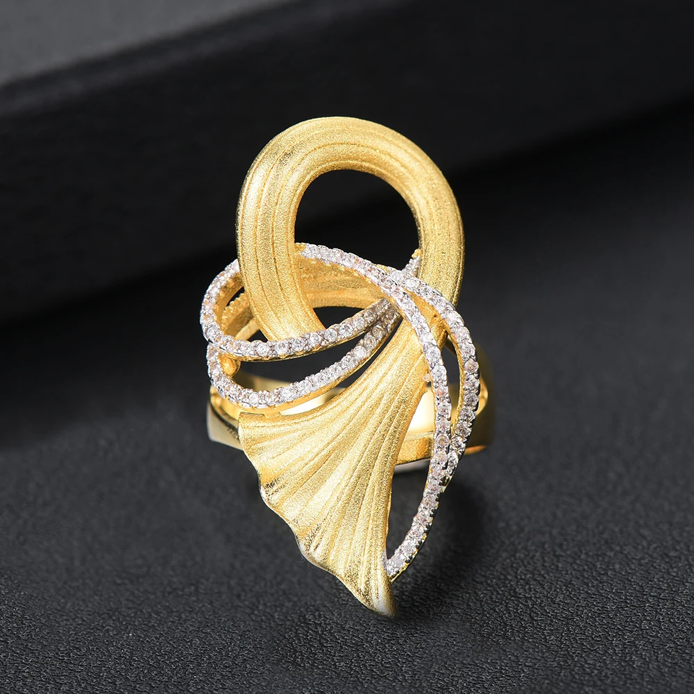 Женское кольцо с фианитом SISCATHY золотистое вечерние ЦО уникальным дизайном