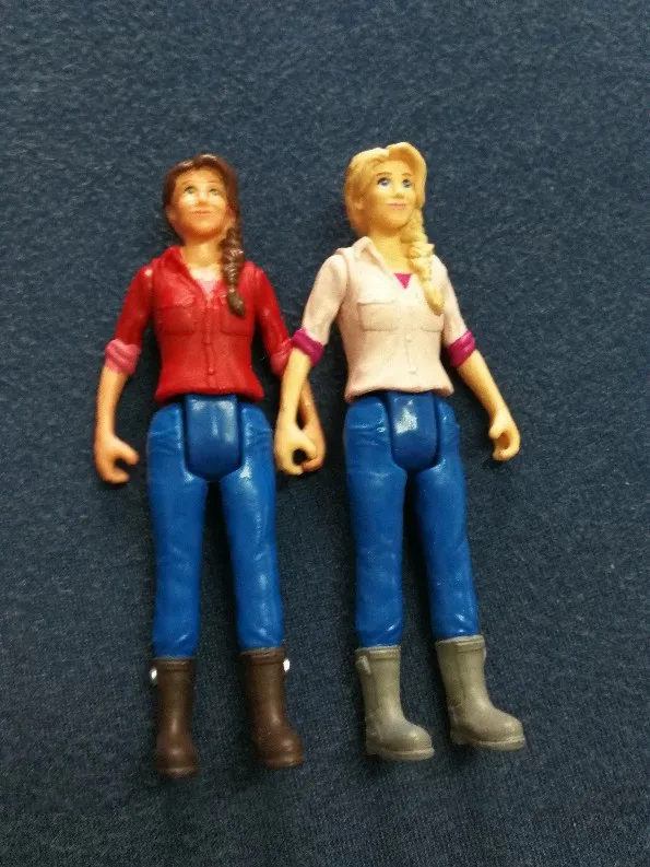 девушка с игрушкой. чудо женщина кукла. женщина с мягкой игрушкой. диона держит сердечко. мягкие игрушки для детей.