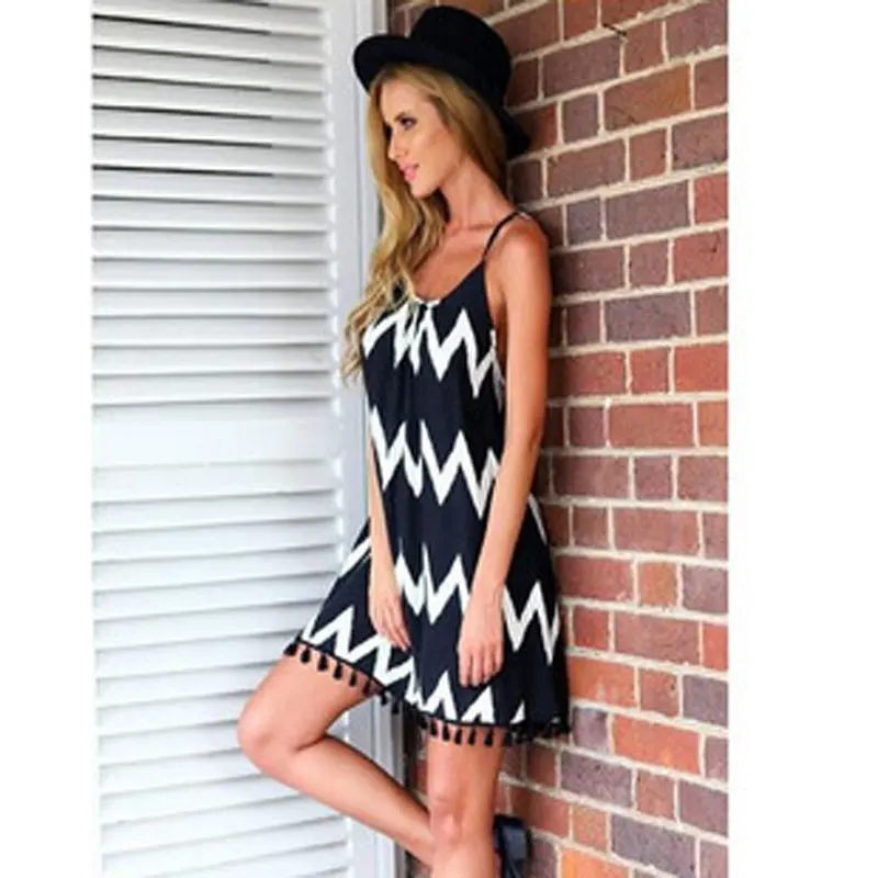 Летнее женское мини платье в полоску без рукавов на тонких бретельках из хлопка