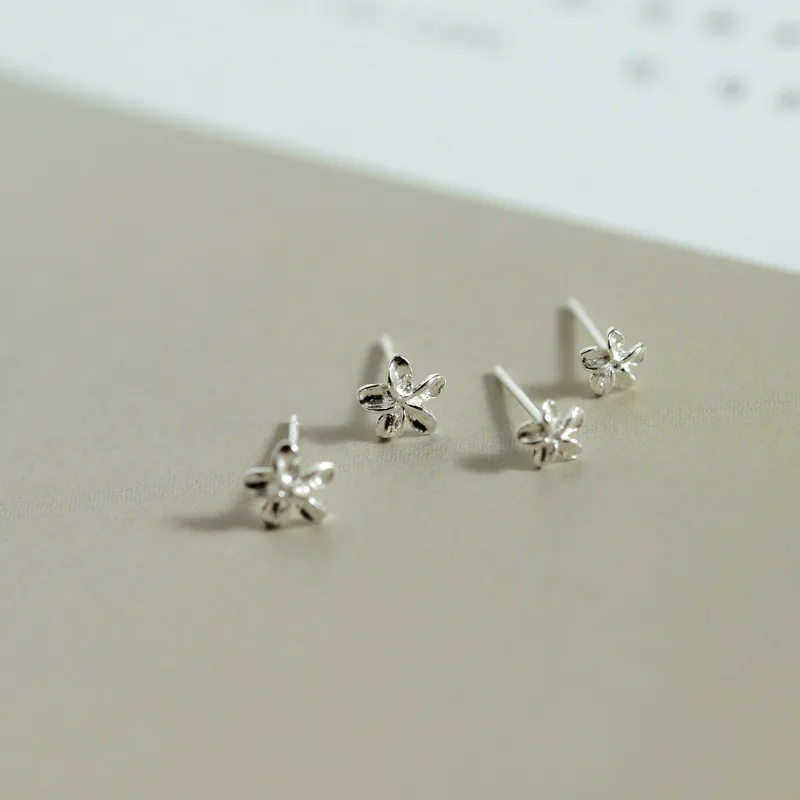 Короткие мини серьги гвоздики с цветком frangipani s925 pure sv свежие универсальные