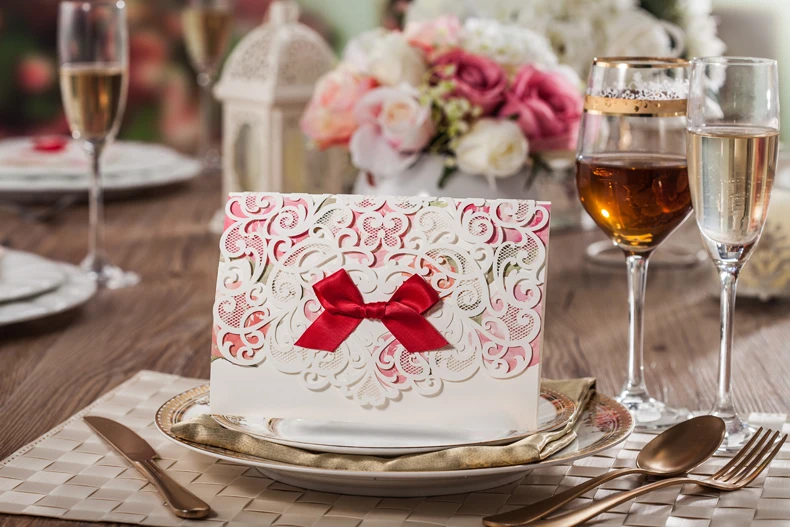 Элегантный белый Цвет Свадебное приглашение с красным бантом лазерная резка