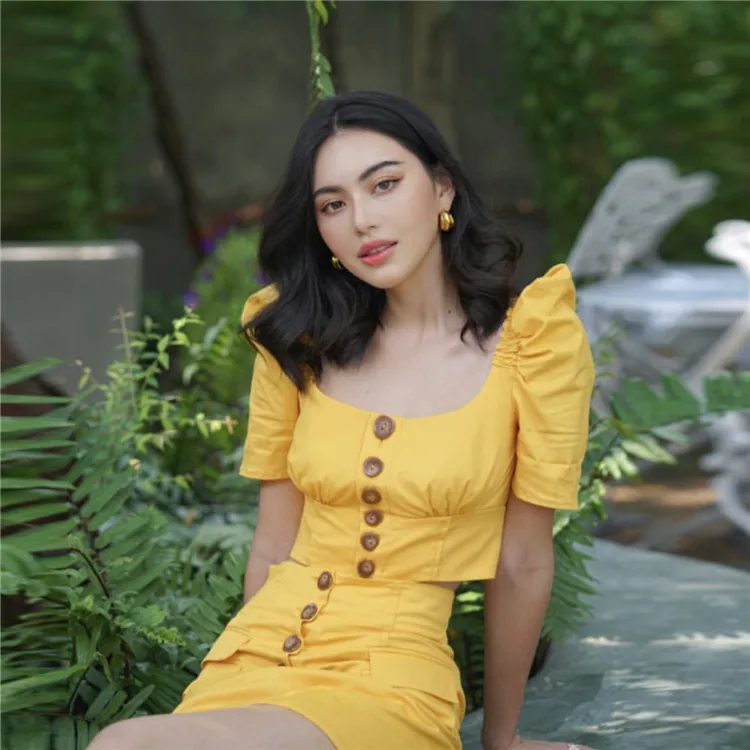 Женский костюм с квадратным воротником буфами коротким рукавом пуговицы для