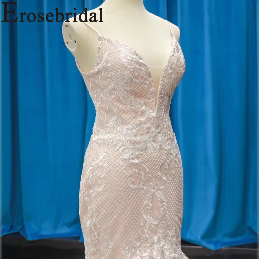 Свадебное платье на тонких бретельках с кружевной аппликацией в виде Русалочки