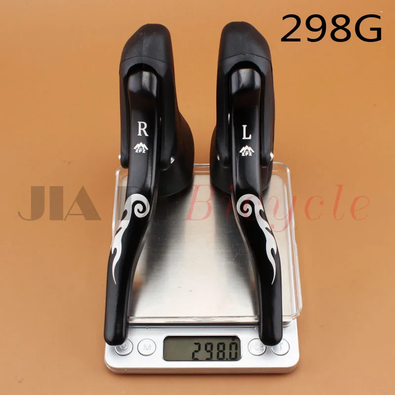 Шоссейный мертвый автомобиль чтобы согнуть тормоз на тормоза до и после ручного