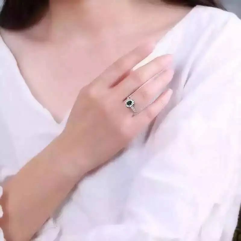 Кольцо женское из серебра 925 пробы вечерние натуральным голубым сапфиром |