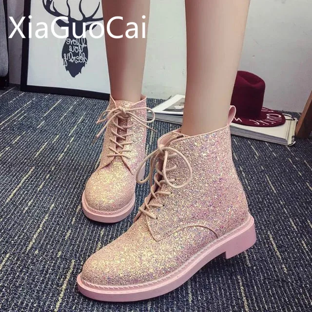 Женские ботинки Мартенс на плоской подошве с закругленным мысом женские кожаные