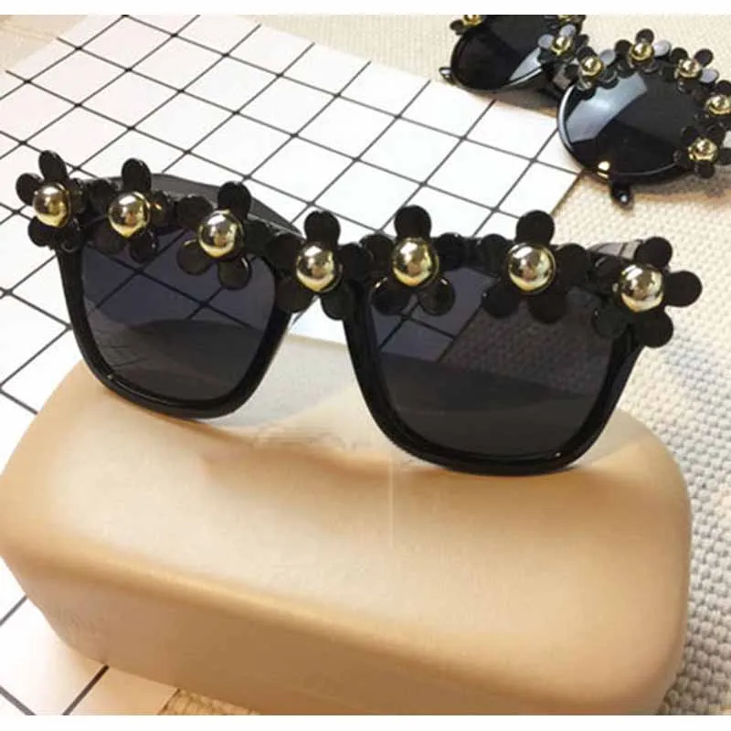 

Original Fashion women sunglasses Retro Rhinestone Sun Glasses For Women Handmade Flower Pearl Beach High Quality