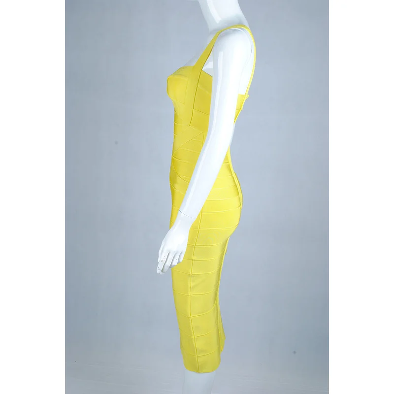 Женское облегающее платье миди белое из вискозы на тонких бретельках вечернее