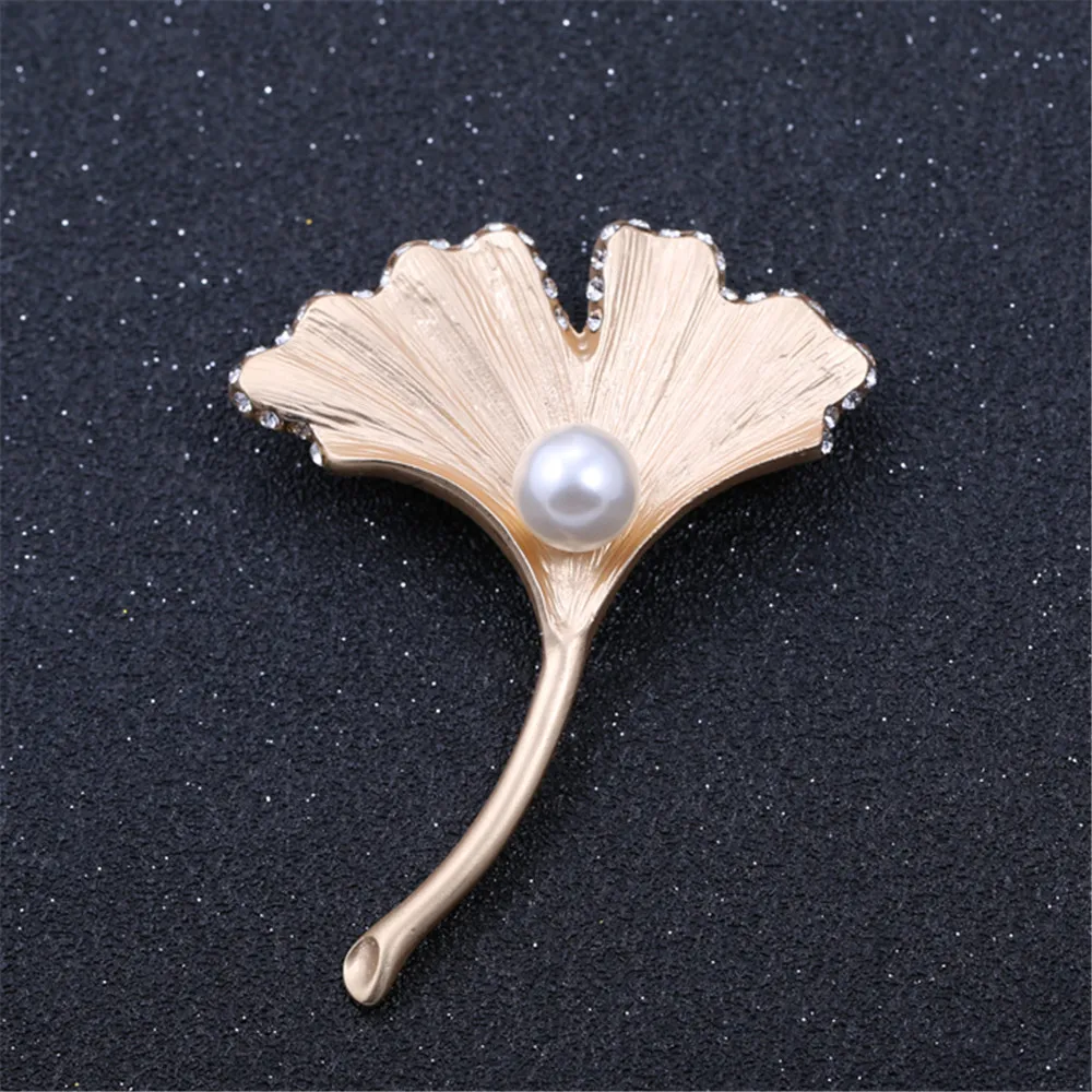2020 new Japanese and Korean fashion matt gold inlaid semi-precious stones imitation pearl ginkgo delicate brooch | Украшения и