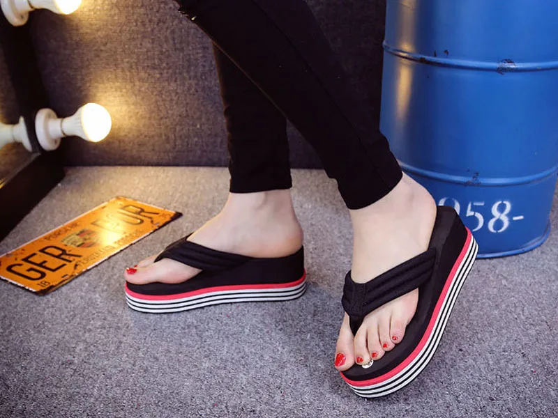 Красивые новые летние женские босоножки обувь на танкетке вьетнамки высокой