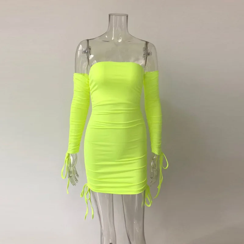 Женское платье с открытыми плечами неоновое зеленое облегающее рюшами и длинным
