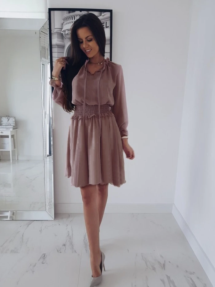 Винтажное однотонное платье трапециевидной формы с расклешенными рукавами