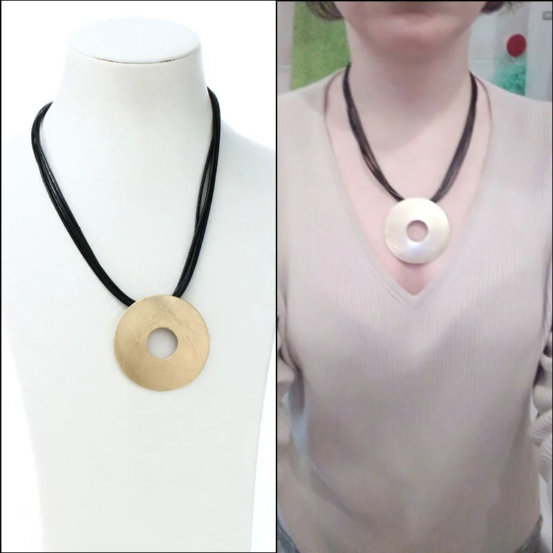 Женское кожаное ожерелье Gros Collier черное многослойное с круглым кулоном и