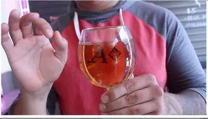 Wink by The Other Br other s-волшебные фокусы крупным планом волшебника фокусы