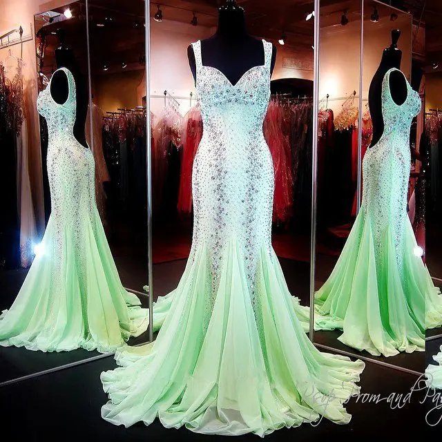 Великолепное блестящее шифоновое вечернее платье с открытой спиной и