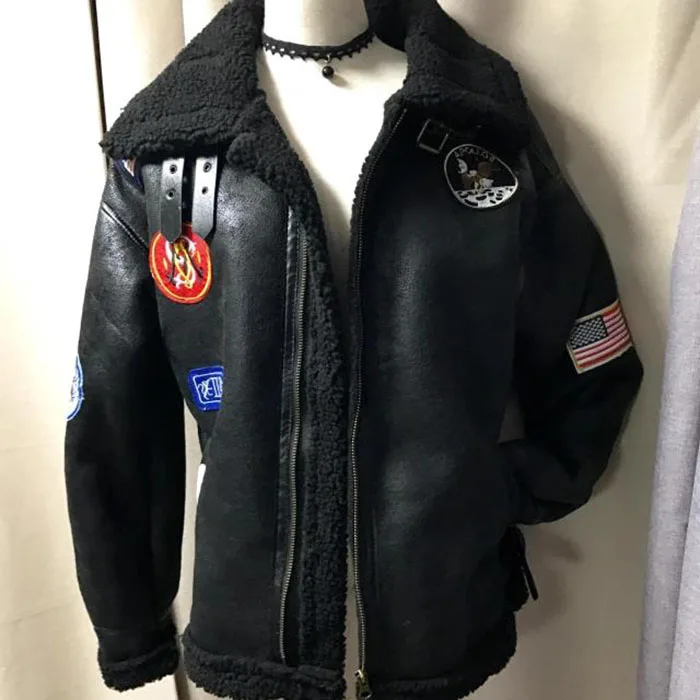 Стильная теплая замшевая куртка женская зимняя черная коричневая крутой значок