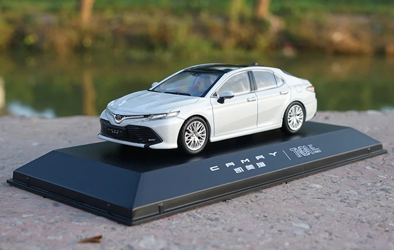 Коллекционная белая модель Toyota Camry 1/43 коллекционная игрушка в подарок 2018| |