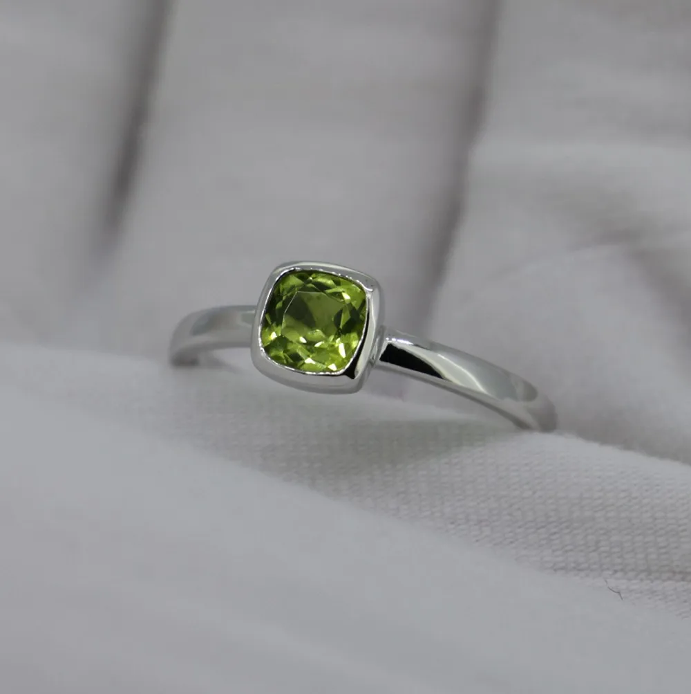 Wellmade одноцветное стерлингового серебра 925 пробы и природных перидот stackable Ring