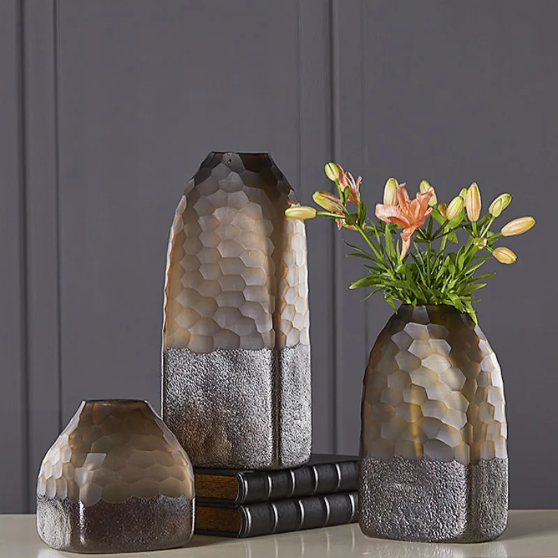 Стеклянная ваза американская темно-коричневая рыбья чешуя волнистое дно матовая