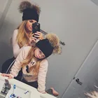 Модная Милая зимняя шапка для родителей и детские шапочки с помпоном для малышей, шапка с двойным меховым помпоном, теплая вязаная шапка для мамы и детей, шапка для новорожденного шапка
