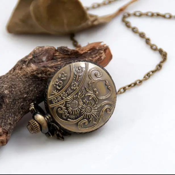 

Bronze antiques skull quartz rotating skull Hollow out pendant clock students gift pocket watches chain