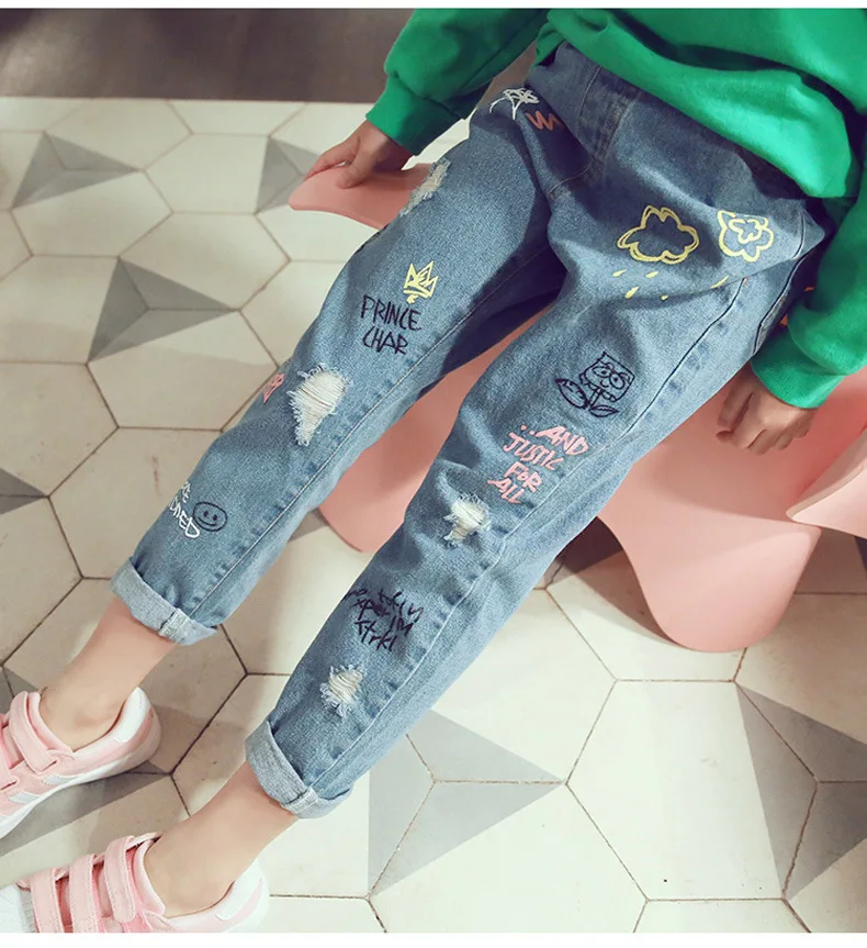 Забавные граффити Печать дыра Повседневные детские джинсы детская одежда для