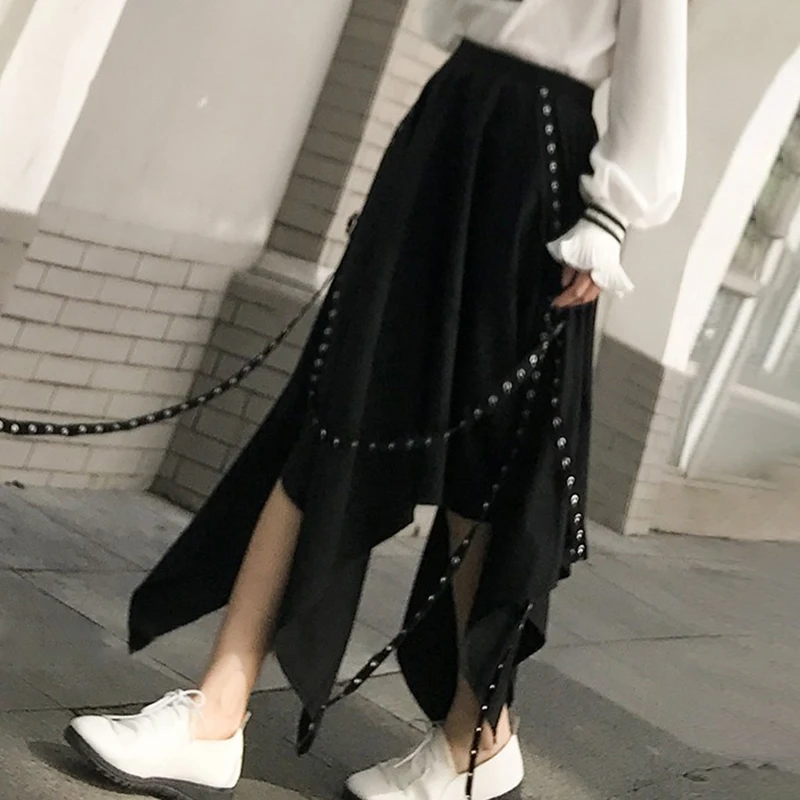 TWOTWINSTYLE черная Асимметричная плиссированная юбка Женская Лоскутная с заклепками и поясом юбки с высокой талией Женская модная повседневная одежда