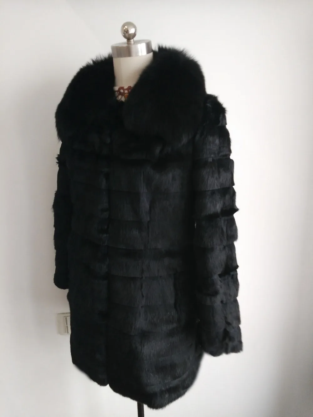 Длинное зимнее пальто в полоску с воротником из натурального Лисьего меха |