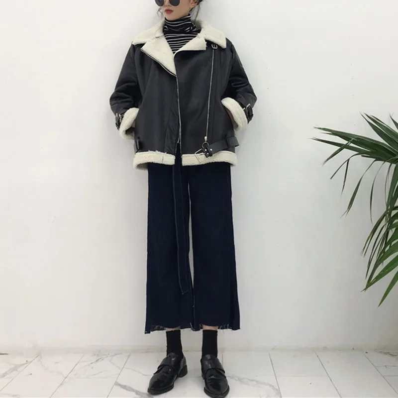 Женская кожаная куртка из искусственной кожи черная свободного покроя с мехом