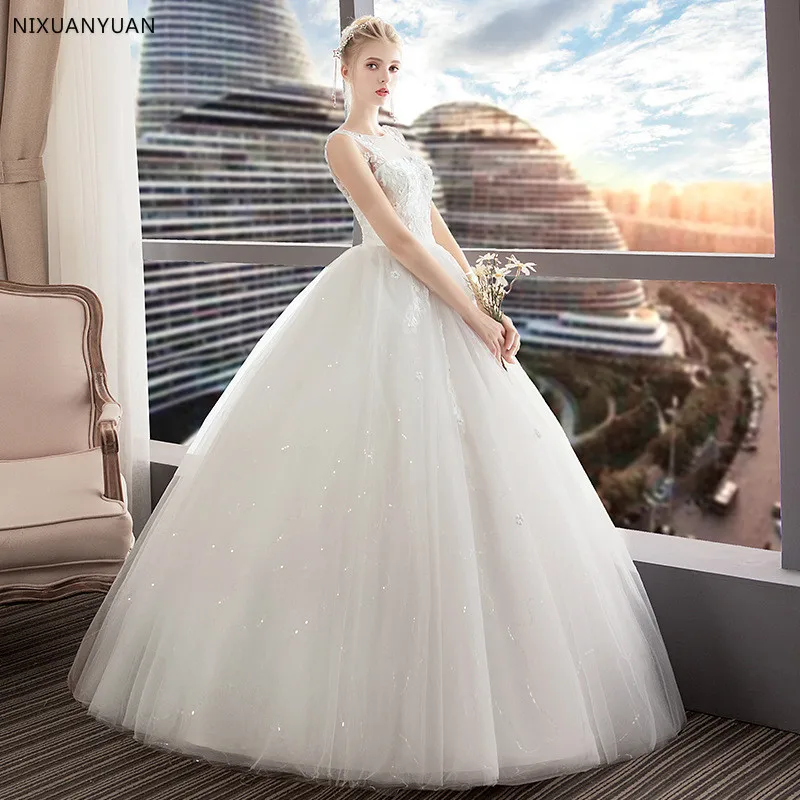 Кружевное свадебное платье с круглым вырезом открытой спиной и вышивкой |