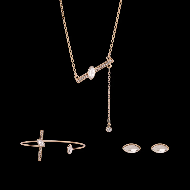 Свадебные украшения устанавливает классический ясно кристалл позолоченные