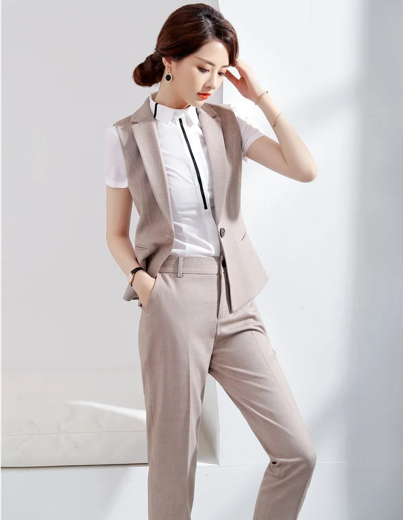 Женский офисный брючный костюм элегантный абрикосовый с топом и брюками жилет