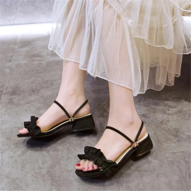 Новые женские модели удобные босоножки с заклепками и оборками повседневные