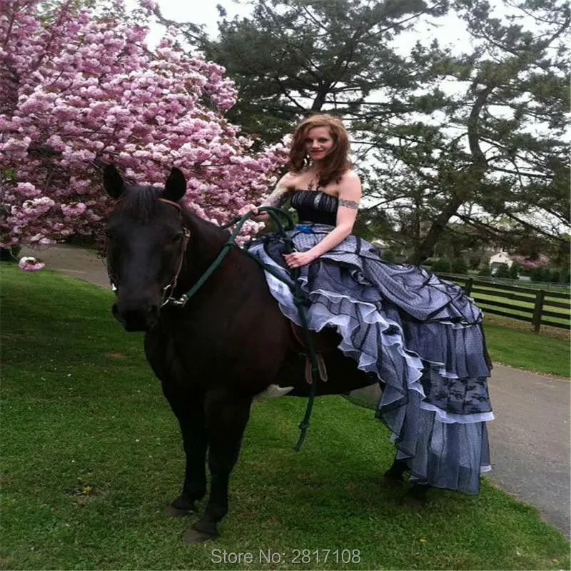 Готические Свадебные Платья Черно-Белый Органзы Без Бретелек Уровни Суд Поезд