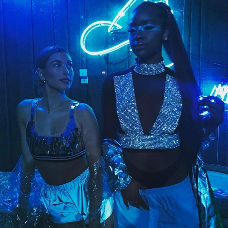 

2021 Camis Women Sexy Bandage Crop Top Summer Beading Hollow Out Deep V Neck Sleeveless Silver Bling Choker Backless Party wear